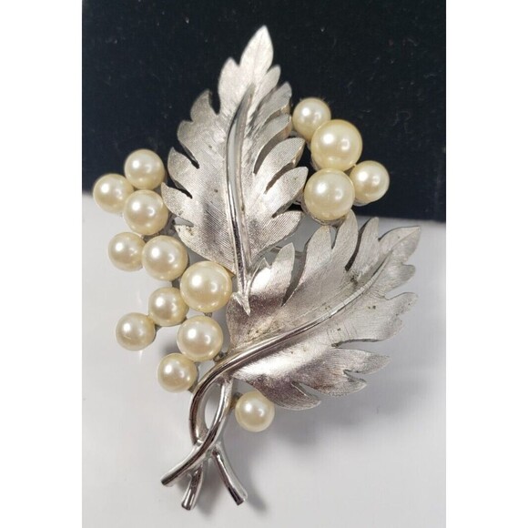 Vintage Crown TRIFARI Signed Pearl and Silver Tone Pin Brooch **rare** 1950-60's - Picture 4 of 8